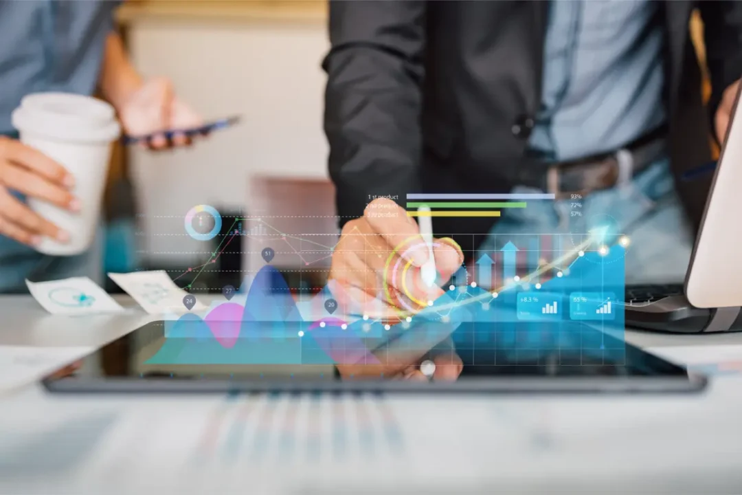 Análisis sobre tablet con gráficos y datos financieros, ilustrando auditoría de cuenta Amazon para detectar oportunidades de mejora y entregar un informe estratégico con hoja de ruta para los primeros tres meses.