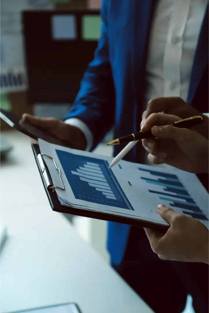 Experto analizando datos de viabilidad de un producto para una auditoría de producto Amazon