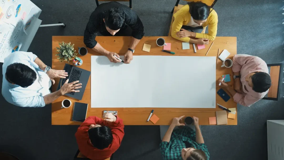 Equipo de especialistas gestionando campañas Amazon Ads