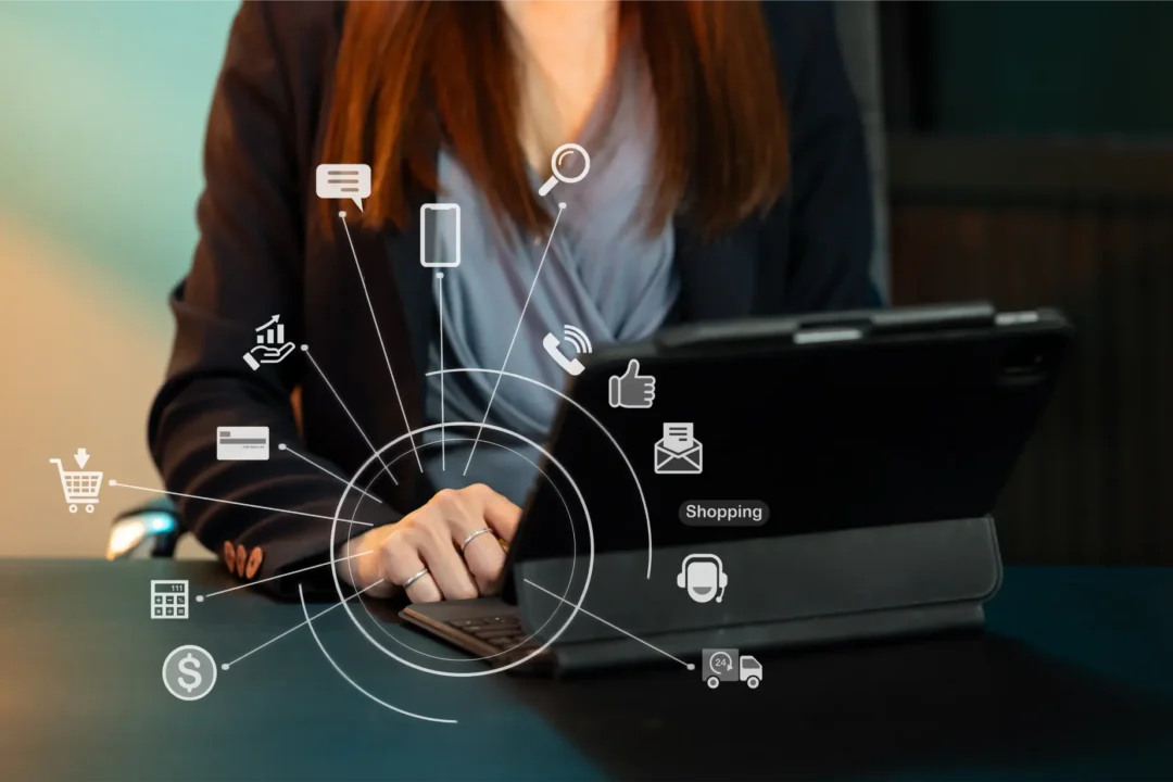 Mujer profesional gestionando Amazon desde tablet, rodeada de iconos de negocio y comercio electrónico, representando la gestión profesional integral de cuentas Amazon con enfoque estratégico para maximizar el crecimiento y la rentabilidad