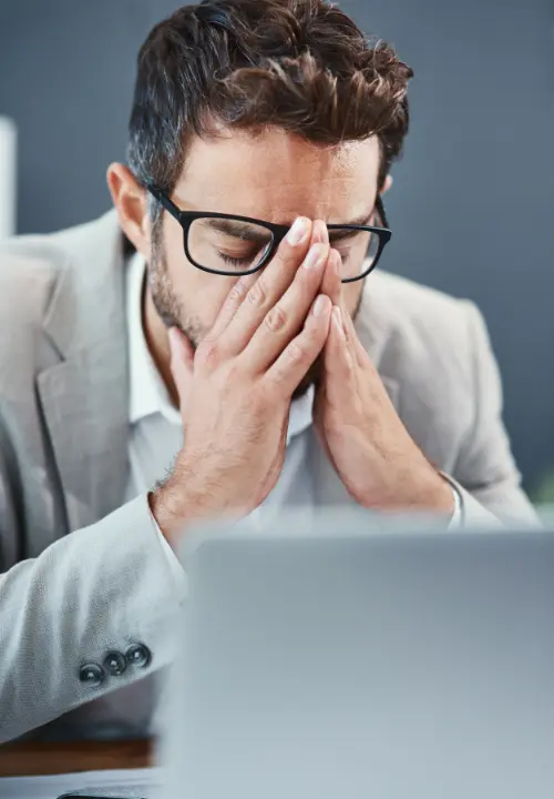 Vendedor frustrado revisando métricas de PPC Amazon tras horas ajustando palabras clave y pujas sin reducir el ACOS